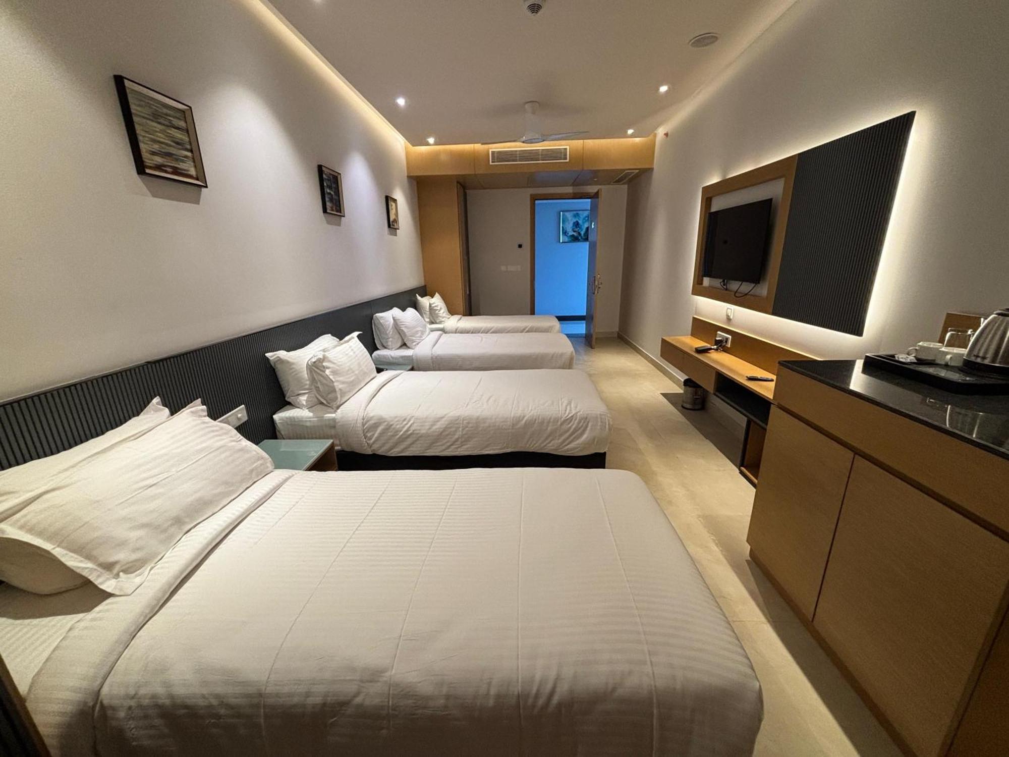 Krishna'S Courtyard Hotel & Convention Urali ภายนอก รูปภาพ